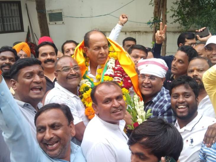 राऊ से मधु वर्मा का नाम घोषित होने के बाद उनके घर पहुंचे समर्थक।