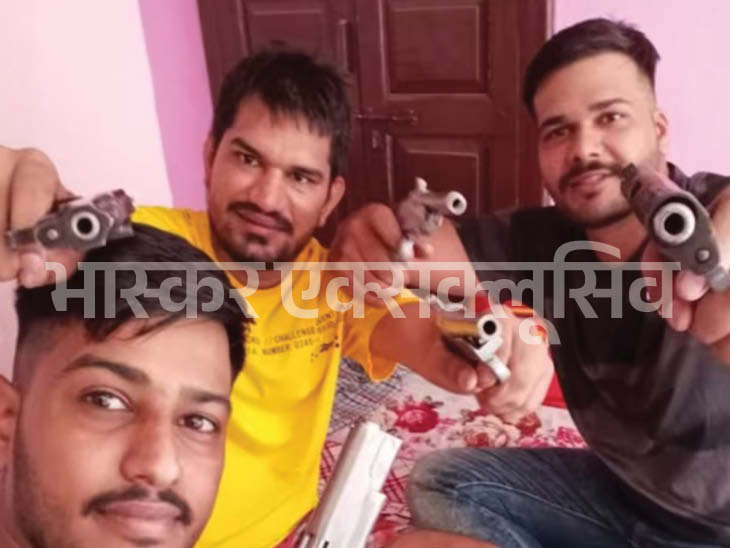 हाथ में गन लिए शूटर सचिन भिवानी दो साथियों के साथ।