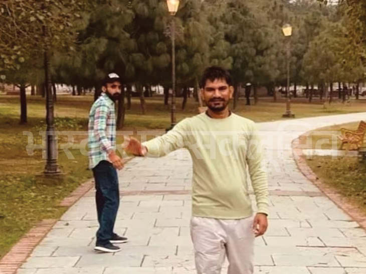 पार्क में टहलता सचिन भिवानी और सचिन थापन।