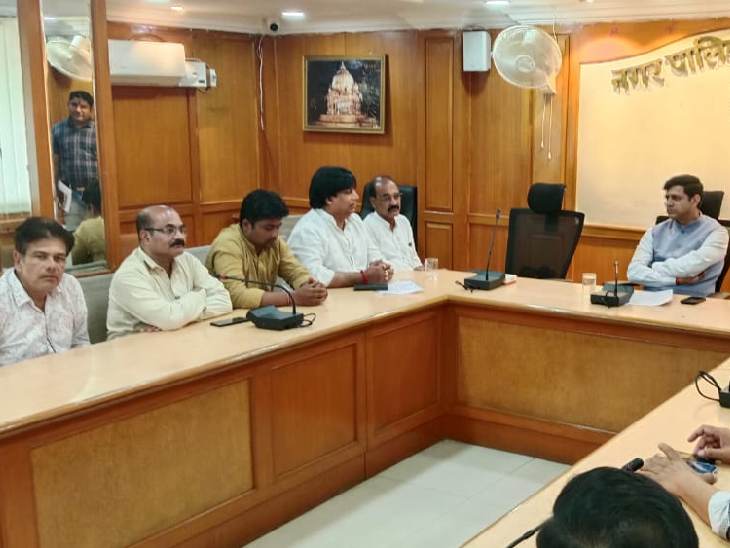 इंदौर महापौर पुष्यमित्र भार्गव के साथ 13 व्यापारिक संगठनों ने बैठक की थी।