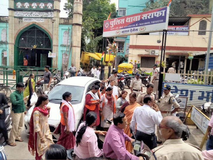 इंदौर नगर निगम टीम के साथ सराफा थाने का पुलिस बल मौजूद।