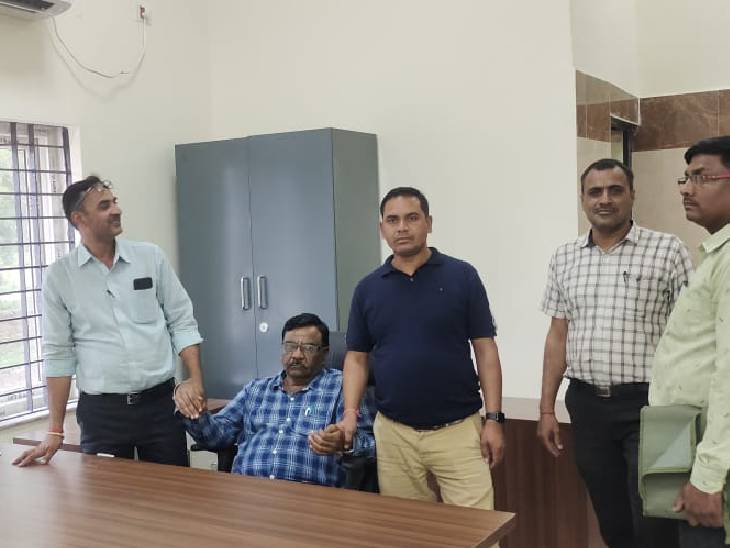 रीवा में लोकायुक्त की टीम ने आईटीआई के प्राचार्य केएस राजपूत (कुर्सी पर बैठे) को 50 हजार की रिश्वत लेते पकड़ा गया है।