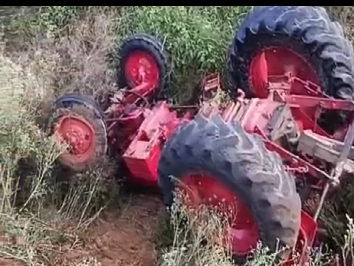 Uncontrolled tractor trolley overturned in the ditch | ट्रैक्टर-ट्रॉली ...