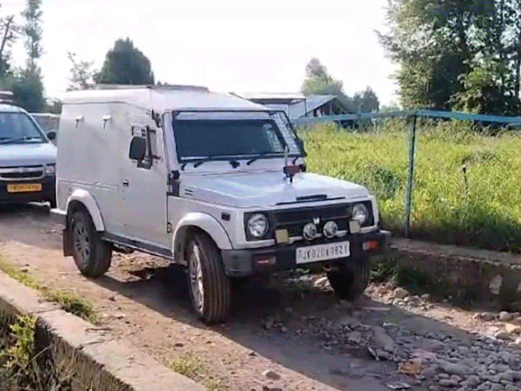 शोपियां में NIA की रेड के दौरान वानी के घर के बाहर तैनात पुलिस।