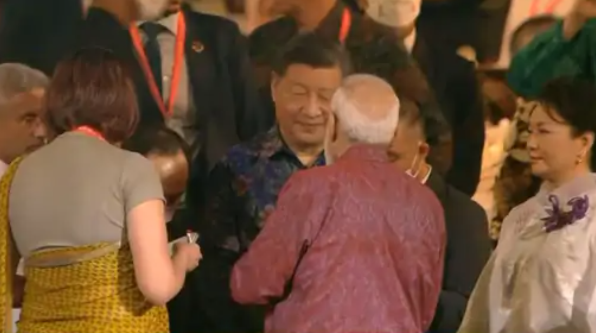 बाली में डिनर के दौरान मिलते मोदी और जिनपिंग।