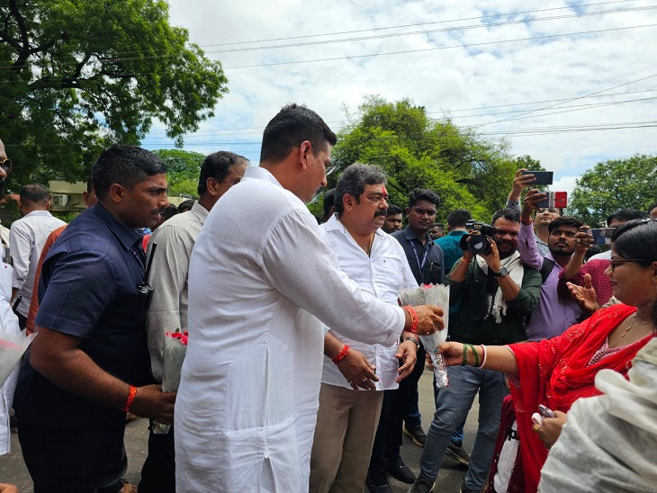 यात्रा के दौरान विधायक का स्वागत करते वार्ड के लोग