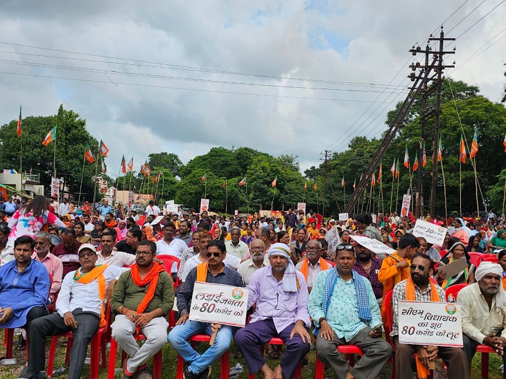 धरना प्रदर्शन में शामिल हुए टाउनशिप के लोग