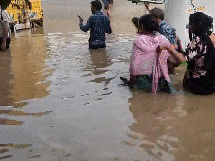 यह तस्वीर शनिवार सुबह की है। हरियाणा के गुरुग्राम में दिल्ली-गुरुग्राम एक्सप्रेस वे पर पानी भर गया।