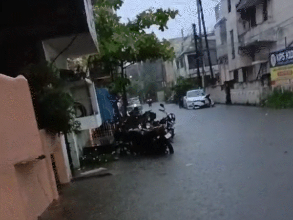 रायपुर में शुक्रवार शाम से जमकर बारिश हुई, कई इलाकों में जलभराव की स्थिति बन गई।