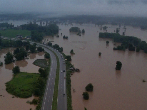 हिमाचल प्रदेश के ही मंडी में भारी बारिश के चलते बाढ़ जैसे हालात बन गए हैं।