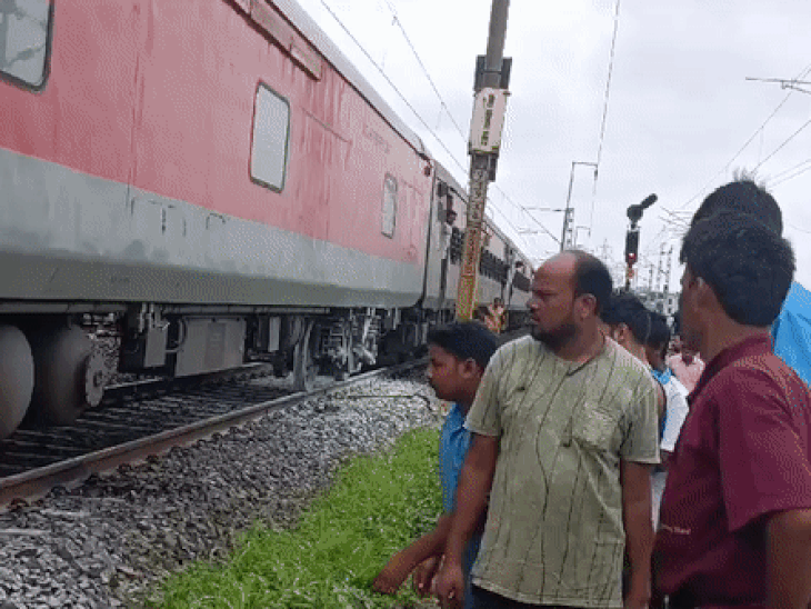 घटना से यात्रियों के चेहरों पर घबराहट साफ देखी जा सकती है।