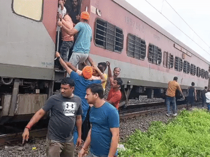 आग लगने की जानकारी होते ही ट्रेन के सभी यात्री नीचे उतर आए।