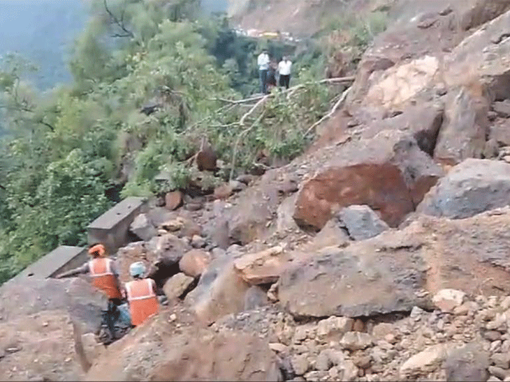 उत्तराखंड के तोताघाटी में शनिवार को लैंडस्लाइड के कारण NH-58 ऋषिकेश-बद्रीनाथ हाईवे बंद कर दिया गया है।