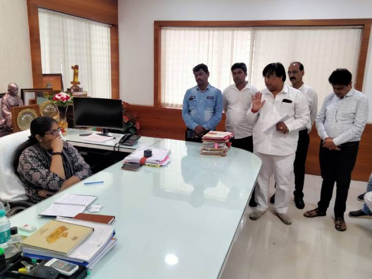 व्यापारिक संगठनों ने महापौर को मांग पत्र सौंपने से पहले निगम आयुक्त हर्षिका सिंह से भी मुलाकात कर अपनी समस्याओं से अवगत कराया था।