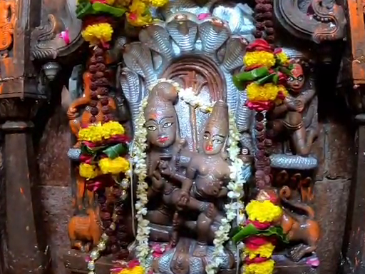 उज्जैन के महाकालेश्वर मंदिर स्थित नागचंद्रेश्वर मंदिर के पट सालभर में एक बार नागपंचमी के दिन ही खुलते हैं। - Dainik Bhaskar