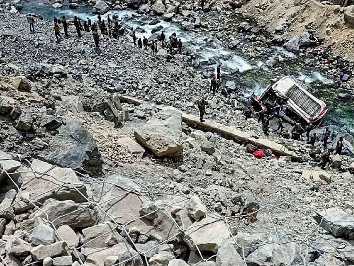 अधिकारियों ने बताया कि जो वाहन खाई में गिरा है उसमें 10 सैनिक सवार थे। (फाइल फोटो) - Dainik Bhaskar