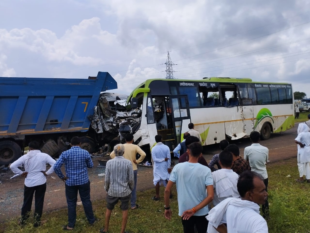 Tire of chartered bus burst, collided with dumper चार्टर्ड बस का टायर Chartered Bus Jhabua To Rajgarh
