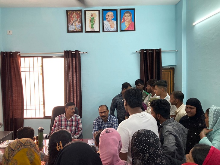 स्कूल के प्राचार्य का घेराव कर अपनी मांग रखते बच्चों के परिजन।