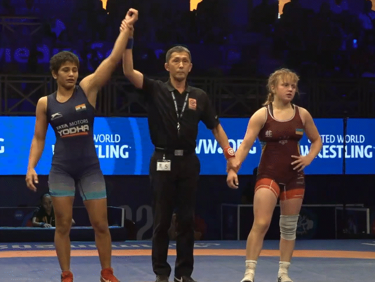 अंतिम पंघाल (बाएं) ने फाइनल में यूक्रेन की मारिया को 4-0 से हराया।