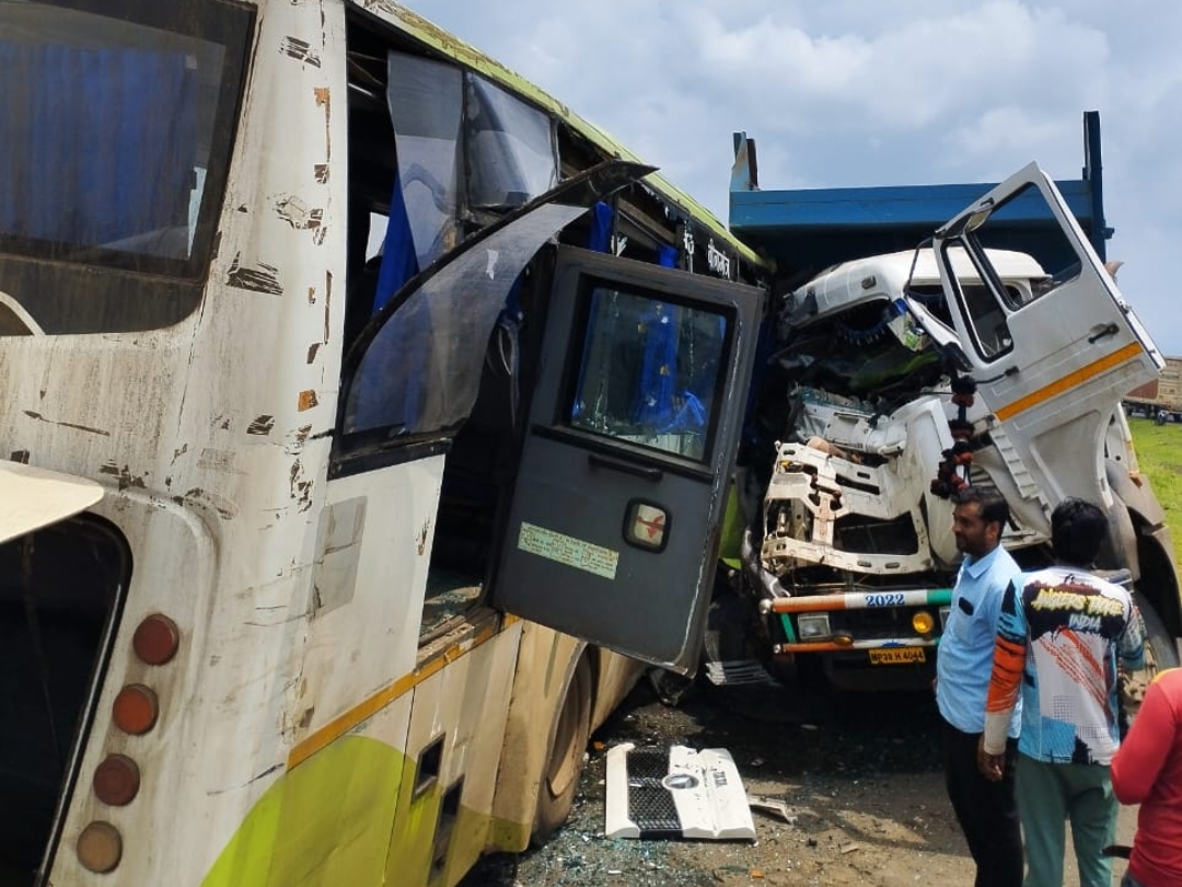Tire of chartered bus burst, collided with dumper चार्टर्ड बस का टायर Chartered Bus Jhabua To Rajgarh