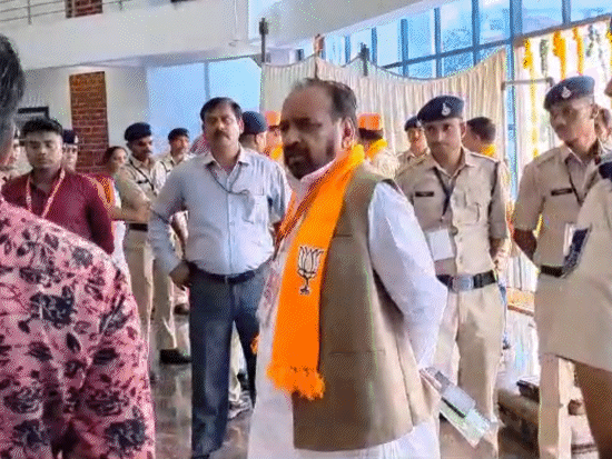 मंत्री भार्गव को गेट पर रोका तो वे भड़क गए और नाराज होकर बाहर चले गए। - Dainik Bhaskar