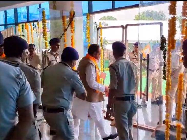 मंत्री गोपाल भार्गव जब बाहर जाने लगे, तो पुलिस अफसर उन्हें मनाने के लिए पीछे-पीछे दौड़े।