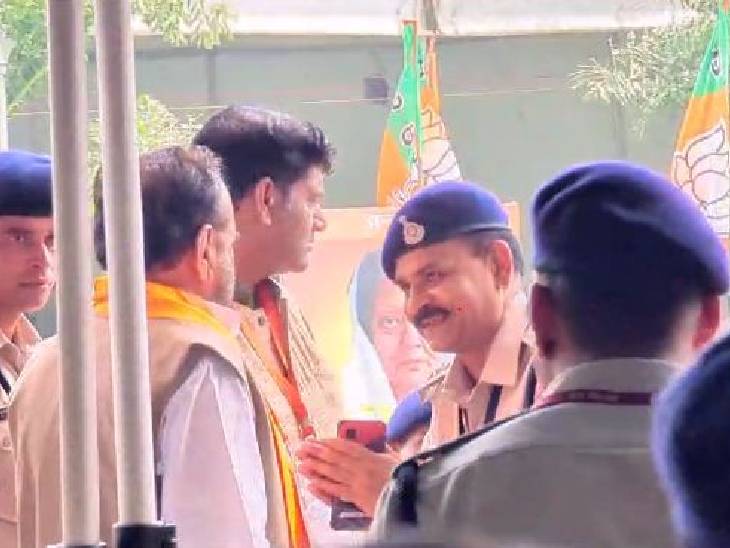 पुलिस अफसरों ने मंत्री के सामने हाथ जोड़कर माफी भी मांगी।