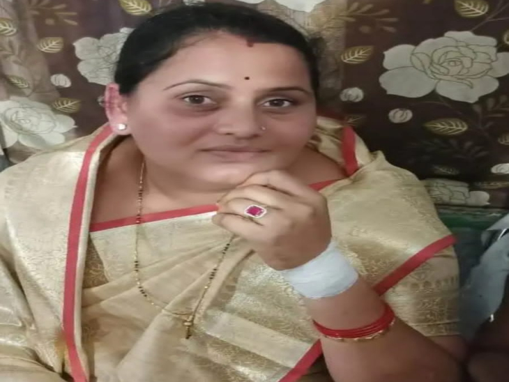 विधायक को हाथ में हल्की खरोंच आई है।