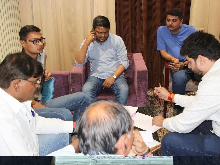 विधायक हार्दिक पटेल ने सांवेर विधानसभा में ली बैठक।