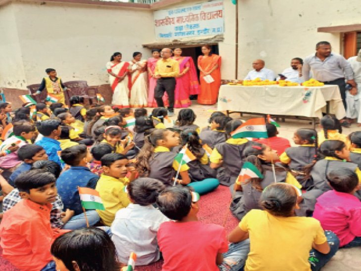 Students coming to school in civil dress दो साल से सरकारी स्कूल के
