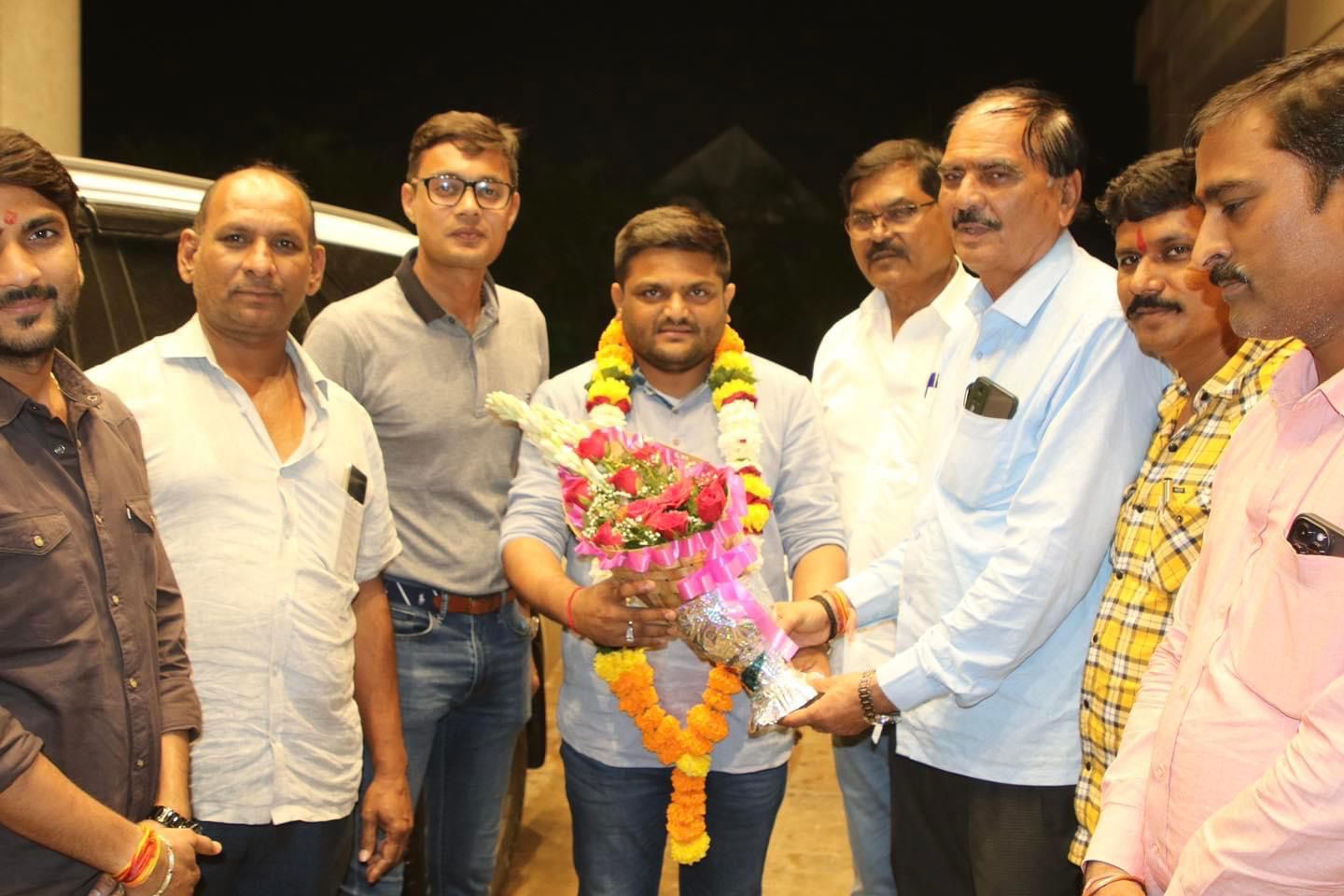 विधायक हार्दिक पटेल की भाजपाइयों ने हार पहनाकर अगवानी की।