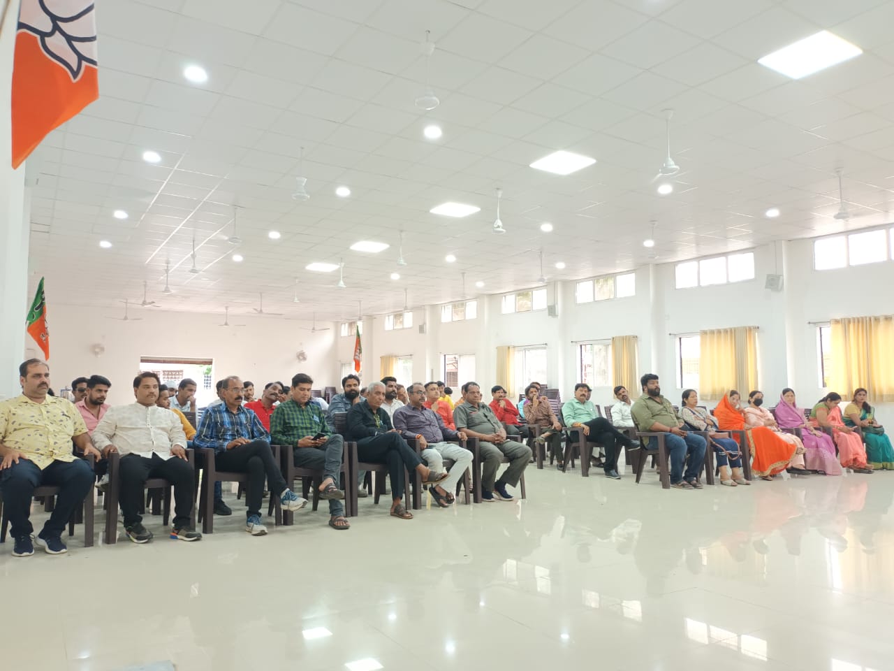 बैठक में पहुंचे बीजेपी कार्यकर्ता और पार्षद।