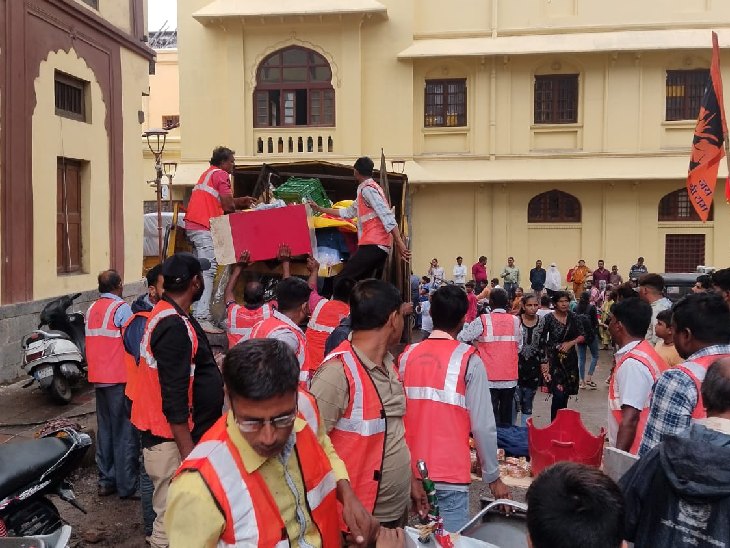 नगर निगम की रिमूवल टीम राजबाड़ा इलाके में कार्यवाही करते हुए