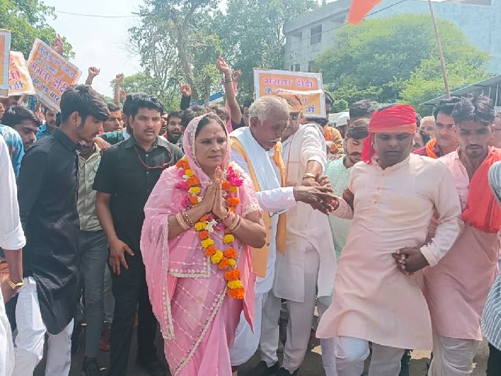 बीनागंज में कार्यकर्ताओं के साथ बैठक करने के बाद ममता मीणा ने रैली निकालकर ताकत दिखाई।