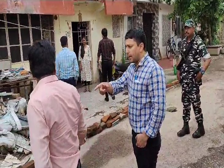 दुर्ग में सागर सिंह के निवास पर कार्रवाई की कवरेज करने पहुंचे मीडिया कर्मी से ईडी अफसर की बहस हो गई।