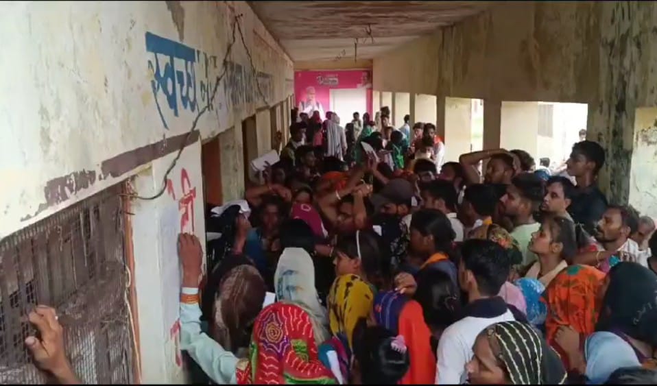 इंदिरा गांधी स्मार्ट फोन योजना के तहत मोबाइल लेने पहुंची महिलाएं।