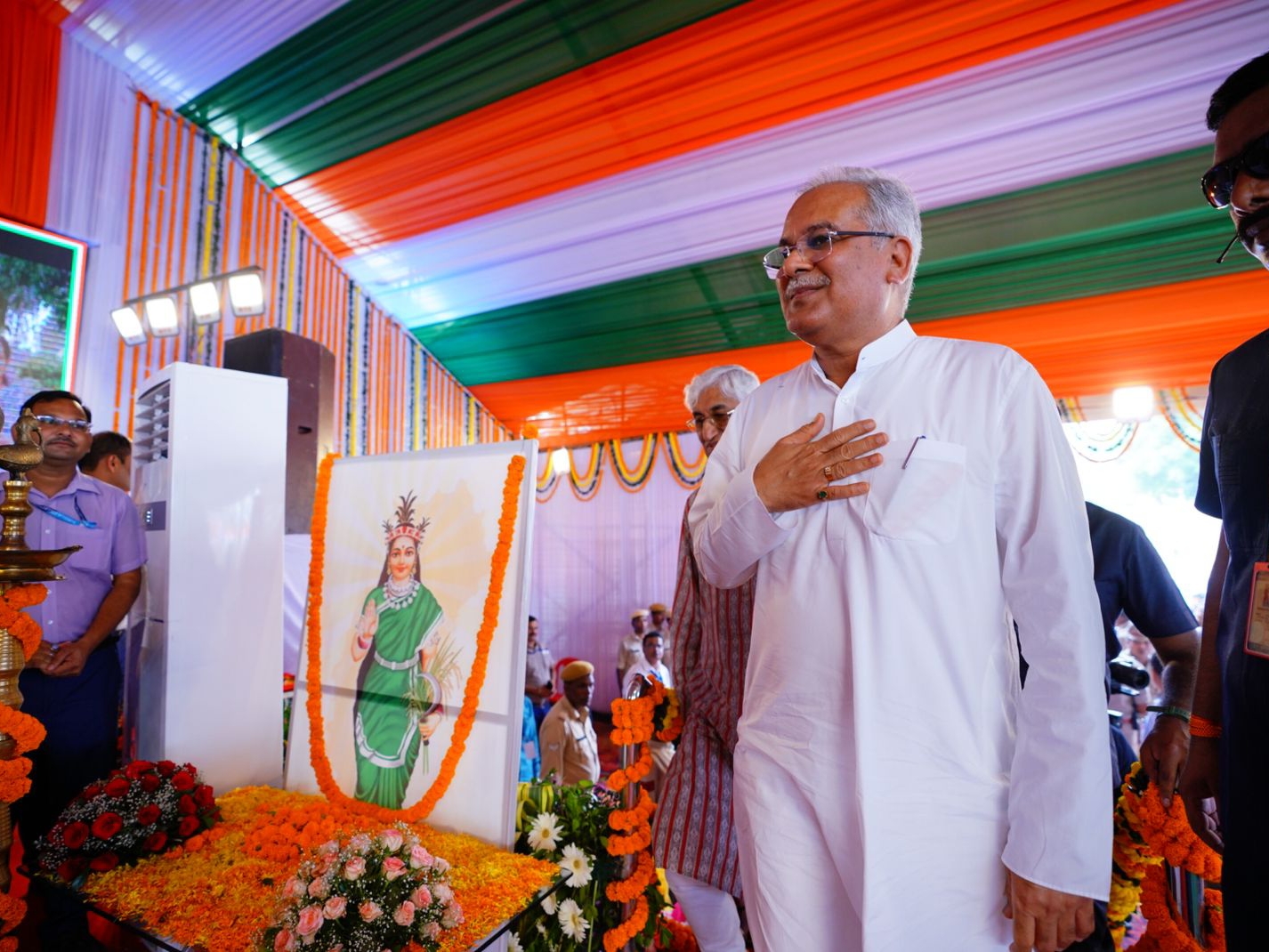 सीएम अंबिकापुर के हॉकी स्टेडियम पीजी कॉलेज मैदान में आयोजित भेंट-मुलाकात कार्यक्रम में शामिल हुए।