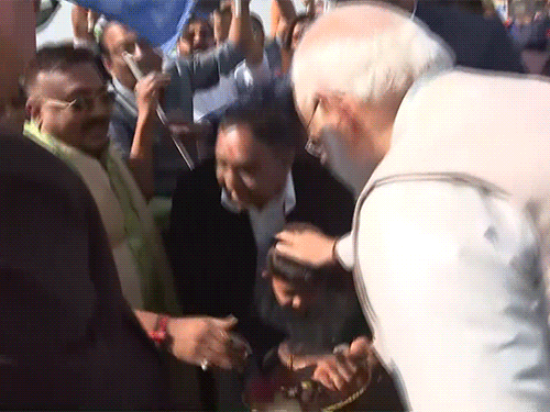 प्रधानमंत्री मोदी ने अपने स्वागत के इंतजार में राखी की थाली लेकर खड़े एक बच्चे से भी मुलाकात की।