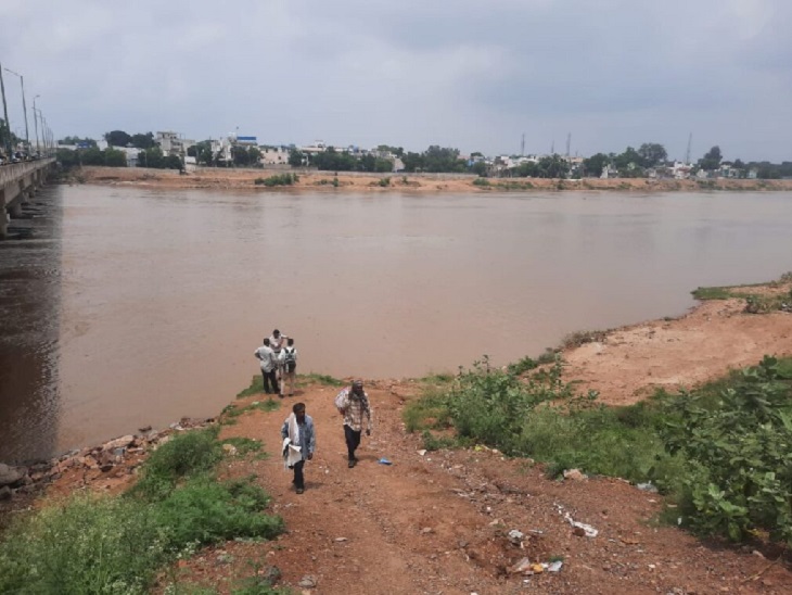 नदी के बहाव में बहते नारियल लेने के लिए गहराई में चला गया छात्र।