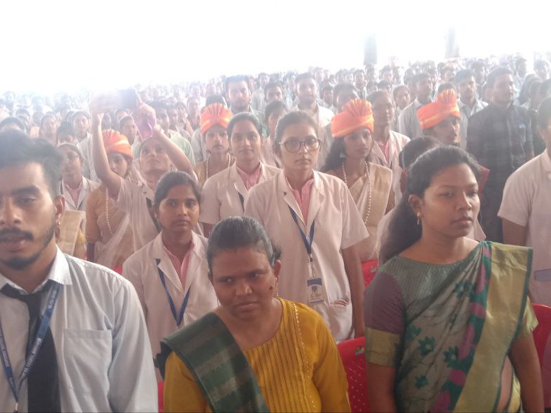 मुख्यमंत्री भूपेश बघेल के कार्यक्रम में मौजूद लोग। सरगुजा संभाग के सभी जिलों से आए लोग।