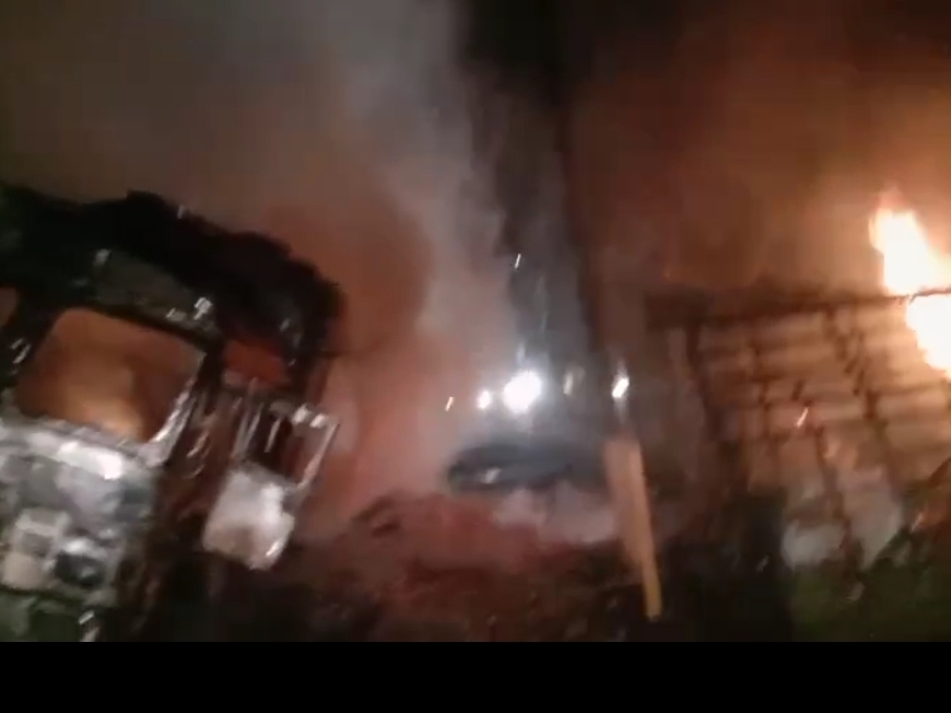 Potato laden truck collided with electric pole, fire broke out | आलू ...