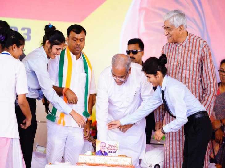 यहां की छात्राएं अपने साथ रागी से बना केक लेकर आई थीं। मुख्यमंत्री ने रागी से बना केक काटा।