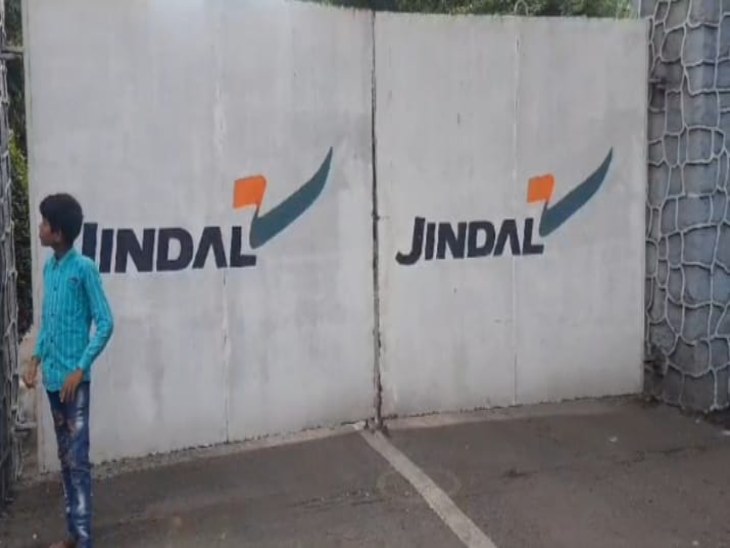 पतरापाली में स्थित जिंदल के एसएमएस- 2 में मंगलवार तड़के फर्नेस में अचानक ब्लास्ट हो गया।