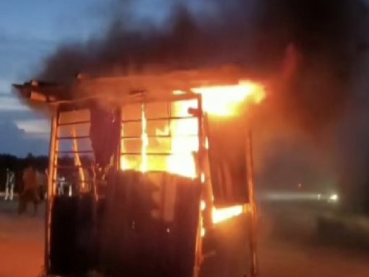 दुर्घटना के बाद गुस्साई भीड़ ने पुलिस चौकी को किया आग के हवाले