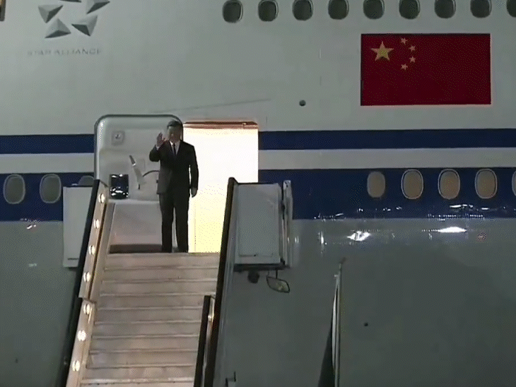 तस्वीर ब्रिक्स समिट के लिए साउथ अफ्रीका पहुंचे चीन के राष्ट्रपति शी जिनपिंग की है।