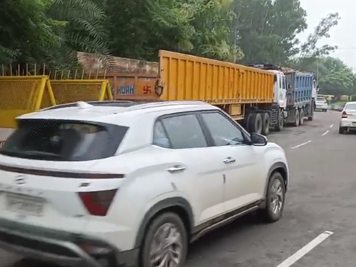 किसानों को चंडीगढ़ में घुसने से रोकने के लिए मोहाली बॉर्डर को बैरिकेडिंग कर सील कर दिया गया है।