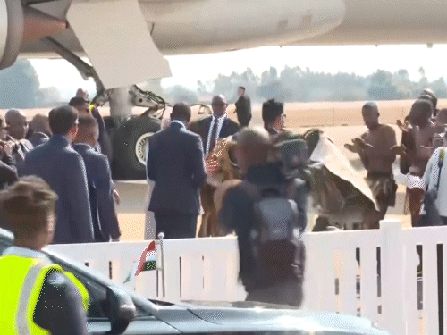 प्रधानमंत्री नरेंद्र मोदी का ट्राइबल डांस के साथ स्वागत किया गया।