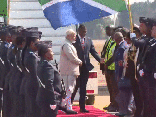 साउथ अफ्रीका पहुंचे प्रधानमंत्री मोदी को रेड कार्पेट वेलकम दिया गया। - Dainik Bhaskar