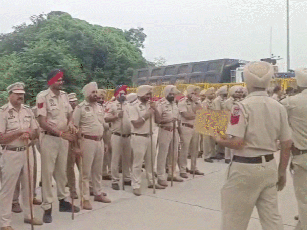 चंडीगढ़ के नजदीक जीरकपुर के अजीजपुर टोल प्लाजा में तैनात पुलिस।