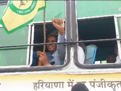 अंबाला के शंभू बॉर्डर पर किसानों को चंडीगढ़ जाने से रोकने के लिए हिरासत में लिया जा रहा है।